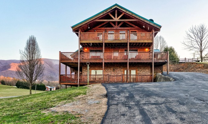 Gatlinburg - Pigeon Forge House | 12 mins to Parkway. Scintillating Spring Views but no steep roads
