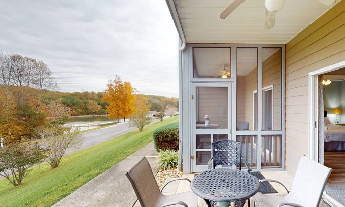 Huddleston Condo | 120 m² Condo ∙ 2 bedrooms ∙ 8 guests