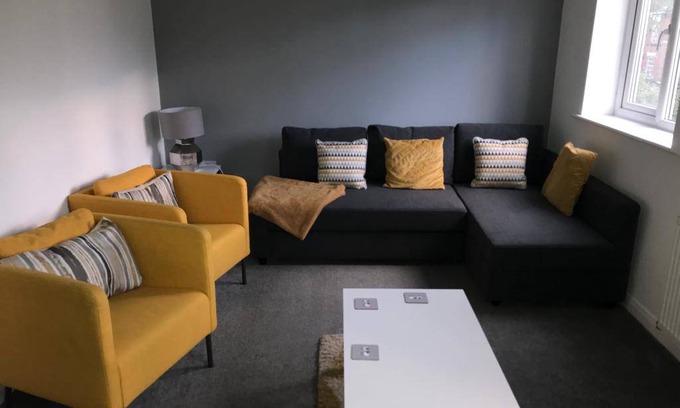Ashton-under-Lyne House | 120 m² House ∙ 4 bedrooms ∙ 9 guests