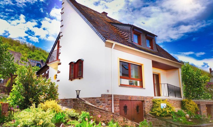 Oberfell House | 120 m² House ∙ 3 bedrooms ∙ 6 guests