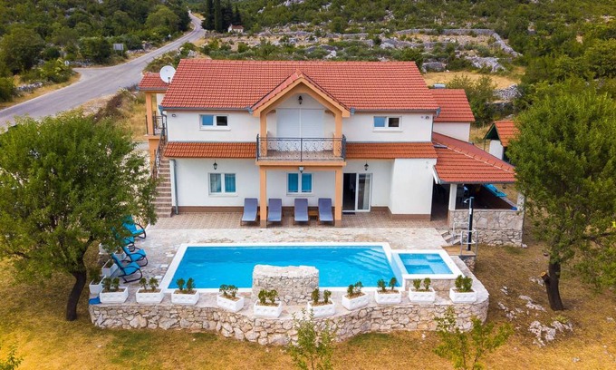 Lecevica House | 120 m² House ∙ 3 bedrooms ∙ 7 guests