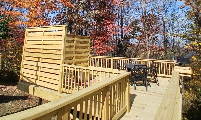 Logan Cabin | 120) Vulture Log Cabin. Close to Hocking Hills State Park and more!