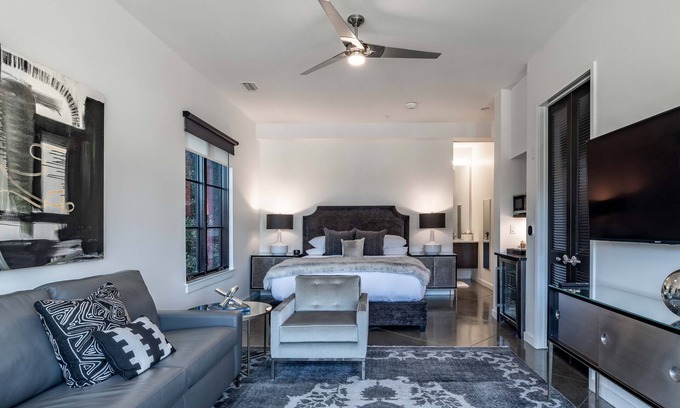 West End Hotel | 121 Hotel by AvantStay | Modern Executive Suite w/Juliet Balcony In Nashville!
