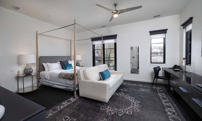 West End Hotel | 121 Hotel by AvantStay | Modern Executive Suite w/Juliet Balcony In Nashville!