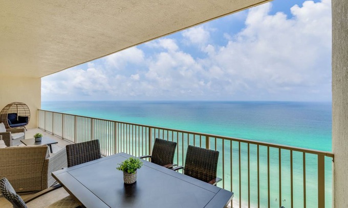Thomas Drive Condo | 122 m² Condo ∙ 2 bedrooms ∙ 8 guests