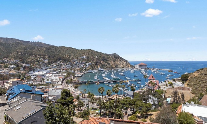 Avalon House | 123UT Lower: 3B Spacious House, Harbor/Ocean Views, Golf cart