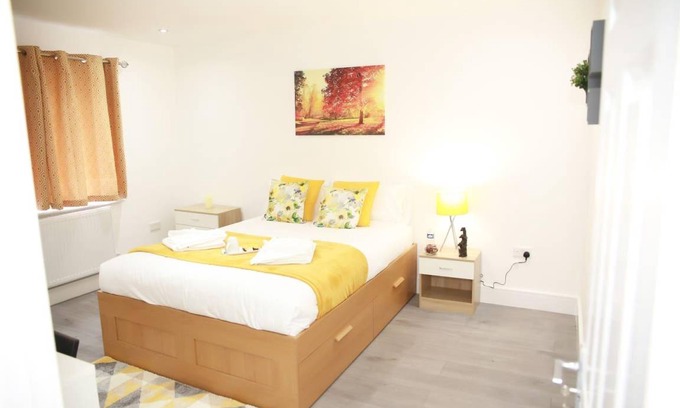 Fryent House | 125 m² House ∙ 4 bedrooms ∙ 11 guests