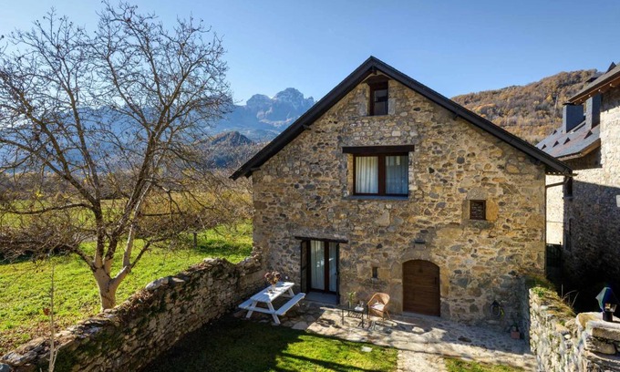 El Pueyo de Jaca House | 129 m² House ∙ 3 bedrooms ∙ 6 guests