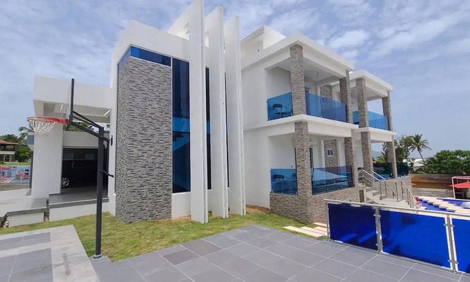 Montellano Villa | 12BR Villa: Infinity Pool, Jacuzzi, Billiard & Outdoor Bar