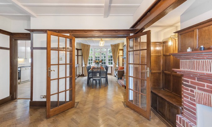 Golders Green House | 13-Bed London Gem, Opposite Tube perfect for groups and families