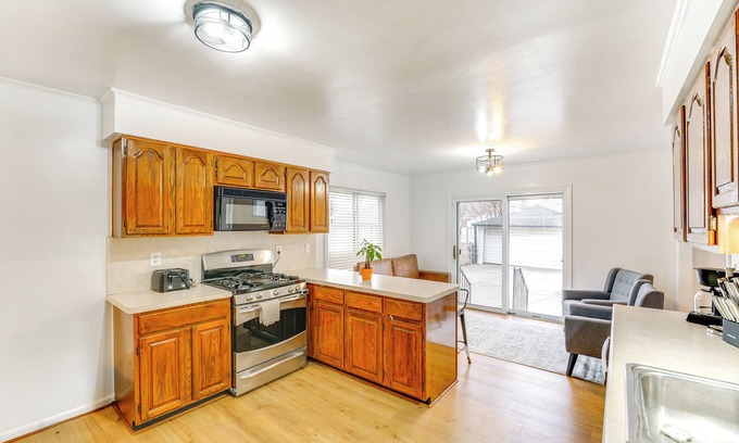 Dearborn Cottage | 13 Mi to Downtown Detroit: Bright Home