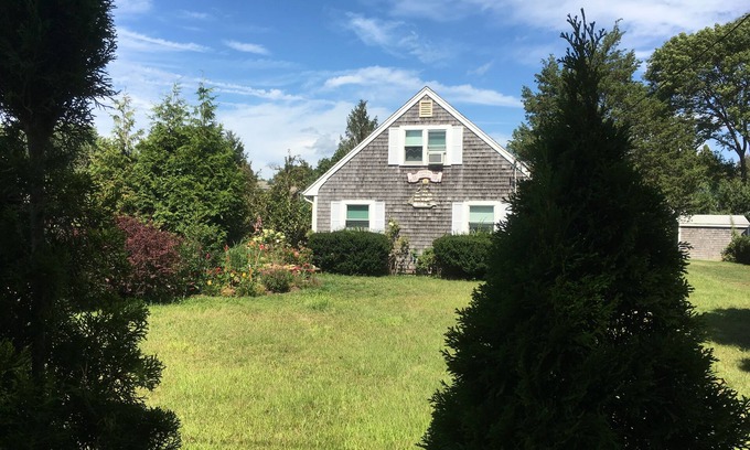 Falmouth House | 13 Quiet duplex by the beach, short walk to Falmouth Village, high-speed WiFi.