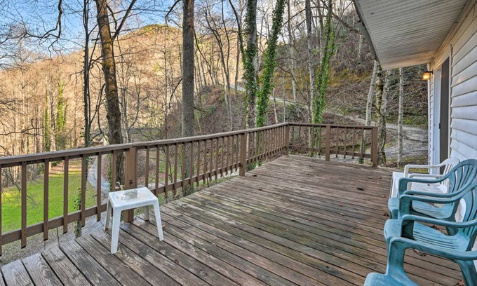 Bryson City Cottage | 130 m² Cabin ∙ 2 bedrooms ∙ 11 guests