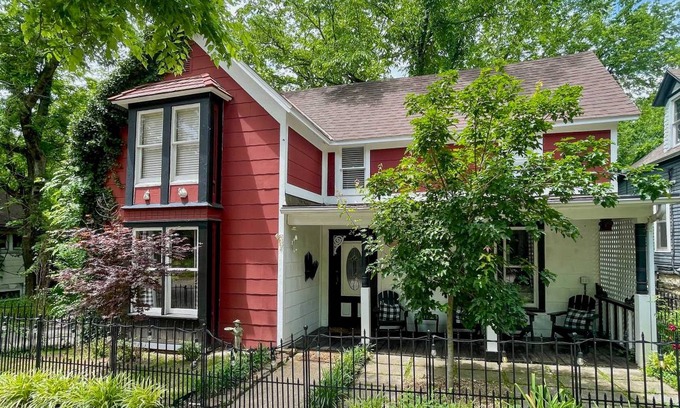 Eureka Springs Historic District Cottage | 130 m² Cabin ∙ 3 bedrooms ∙ 6 guests