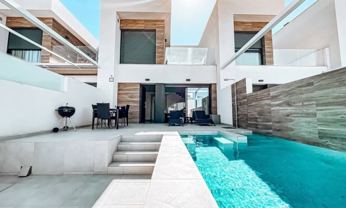 Rojales Ski Chalet | 130 m² Chalet ∙ 2 bedrooms ∙ 4 guests