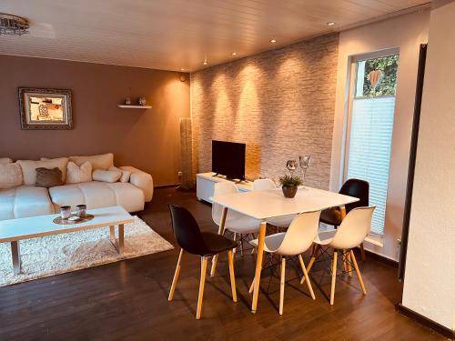 Ronsdorf Apartment | 130 m² Apartment ∙ 3 bedrooms ∙ 11 guests