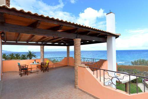 Psarou Villa | 130 m² Villa ∙ 4 bedrooms ∙ 9 guests