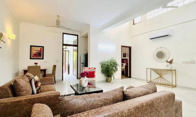 Sushant Lok Phase 1 Apartment | 1300 m² Apartment ∙ 2 bedrooms ∙ 5 guests