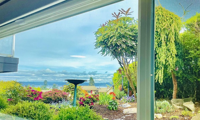 Federal Way House | 1300sft Retreat w/Sound View, Garden & Privacy