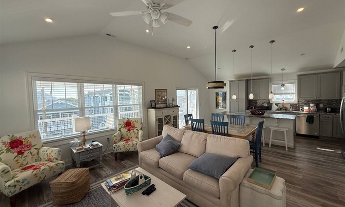 Wildwood Condo | 131 W Spicer Ave, Unit 2