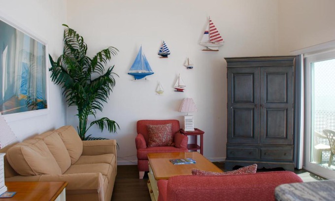 South Oceanside House | 1317 S Pacific St