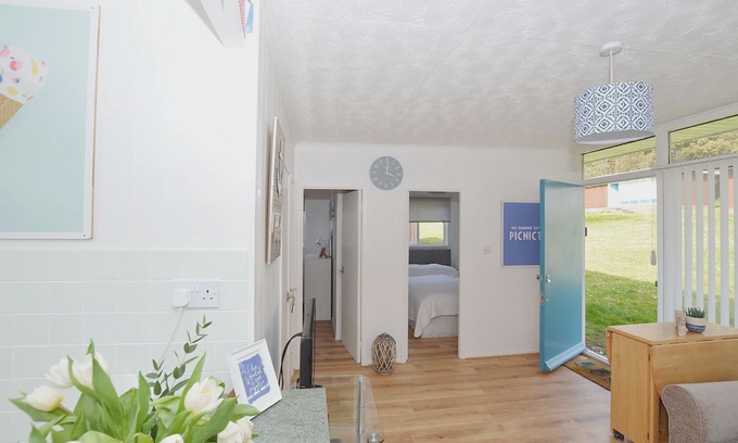 Cromer Cottage | 132 Kings Chalet Park - a holiday chalet that sleeps 4 guests in 2 bedrooms
