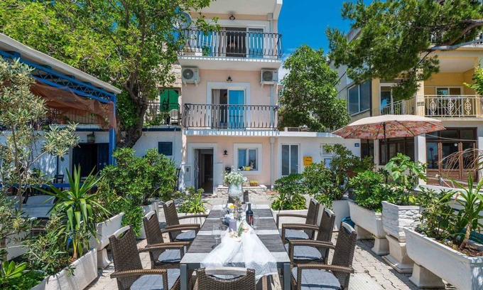 Bratus House | 135 m² House ∙ 3 bedrooms ∙ 7 guests