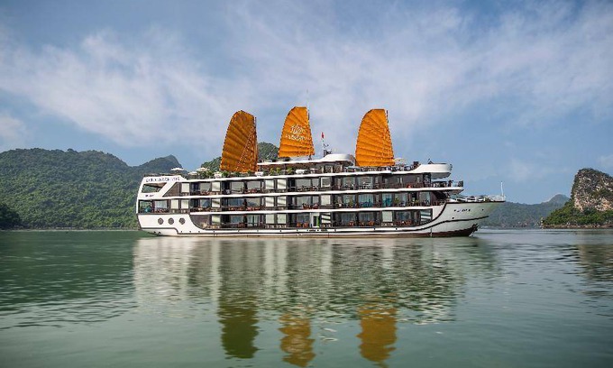 Ha Long Boat Rental | 135 m² Houseboat ∙ 8 guests