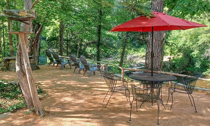 Pittsboro Cottage | 136 m² Cabin ∙ 2 bedrooms ∙ 6 guests