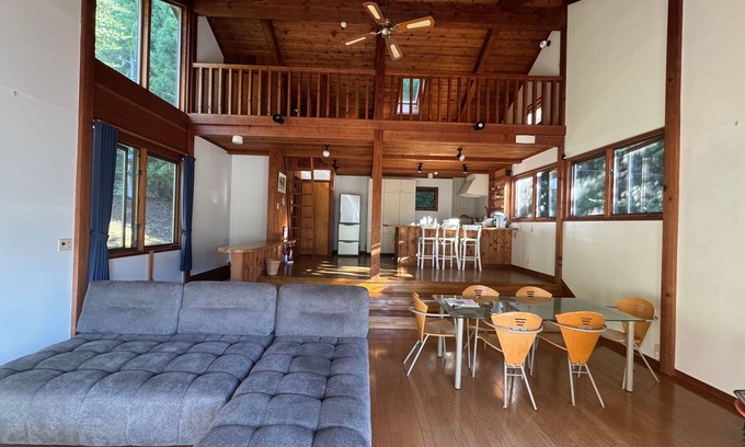 Fujikawaguchiko Cottage | 136s㎡ Cathedral ceiling cabin/3min walk Lake Saiko/BBQ/5min drive Kawaguchi Lake