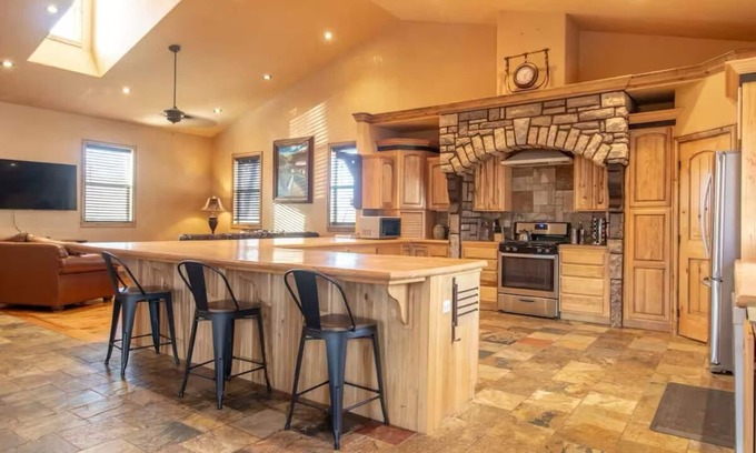 Parowan House | 14 Guests 5BR 2BA Game room and Living