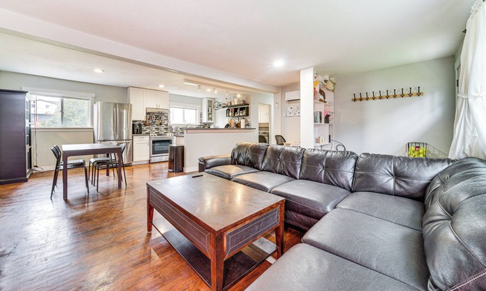 Renton House | 14 Mi to Dtwn Seattle: Sleek Home w/Large Yard