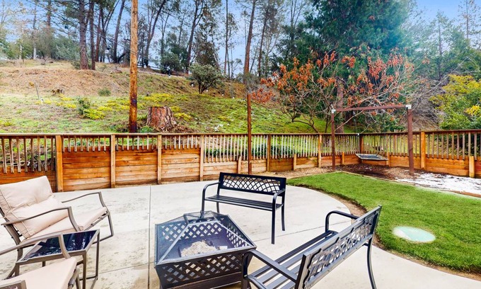 Yosemite Forks Cabin | 140 m² Cabin ∙ 3 bedrooms ∙ 6 guests