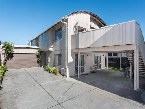Papamoa Beach House | 145 m² House ∙ 4 bedrooms ∙ 8 guests
