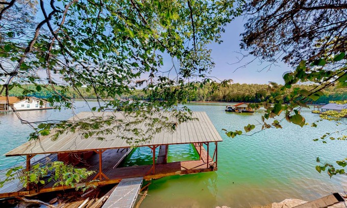 Flat Hollow Marina Cabin | 147 m² Cabin ∙ 4 bedrooms ∙ 12 guests
