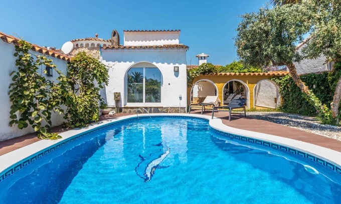 Empuriabrava Ski Chalet | 148-Beautiful villa with pool and garden with mooring