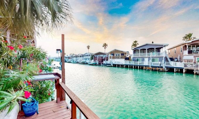 Port Isabel Cottage | 149 m² Cabin ∙ 2 bedrooms ∙ 5 guests