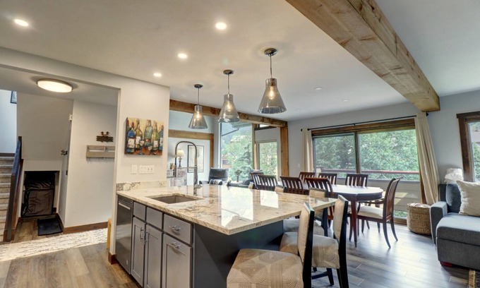 East Village at Copper Condo | 149 m² Condo ∙ 3 bedrooms ∙ 10 guests