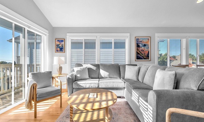 Lincoln City Condo | 14th & Sunset - Walk to Beach!
