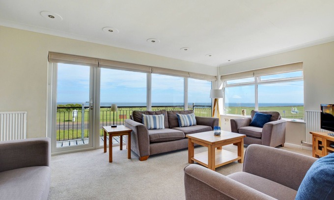 East Runton House | 15 Clifton Park - Three Bedroom House, Sleeps 6