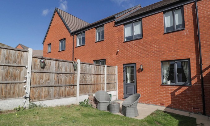 Malvern House | 15 HEY CLOSE, pet friendly, with a garden in Great Malvern