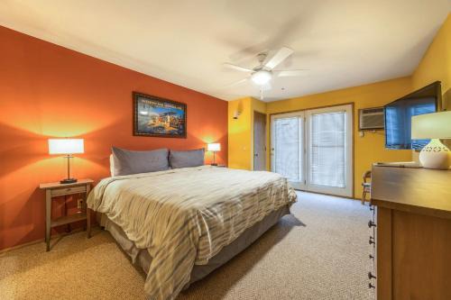 Hood River Apartment | 15 Lodge with Hood River Bridge View