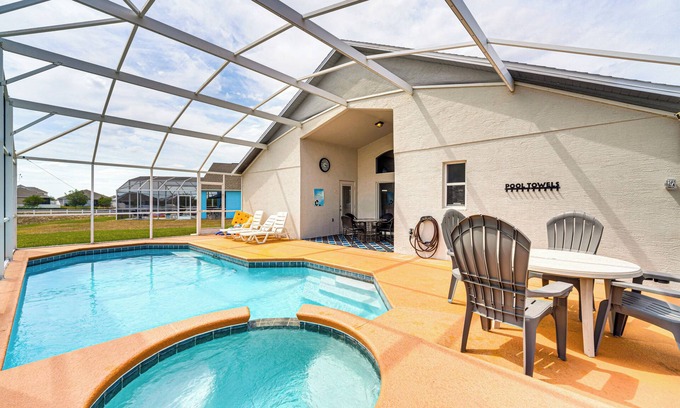 Tivoli Manor House | 15 Mi to Disney: Home w/Pool & Lanai in Davenport