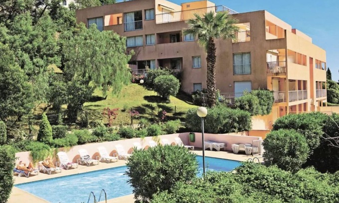 Cannes La Bocca Apartment | 15 min from the beach, sleeps 6, air-conditioned, quiet with pool, Cannes la Bocca
