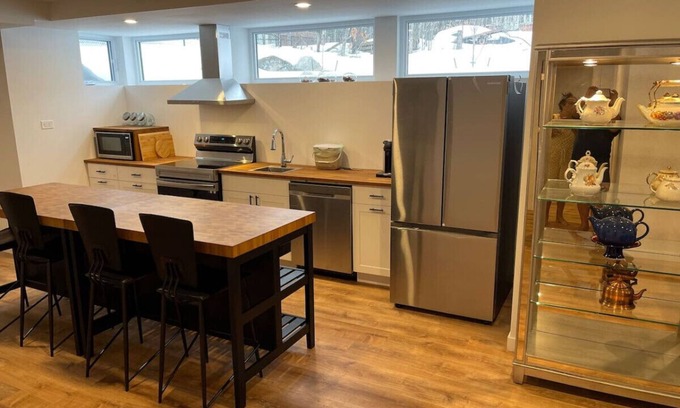 Chelsea Apartment | 15 mins to DT Ottawa in Chelsea. Minutes to Nordik