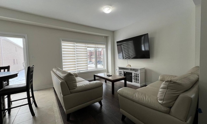 Thorold House | 15 Minutes to Niagara falls! Cozy family oriented home.
