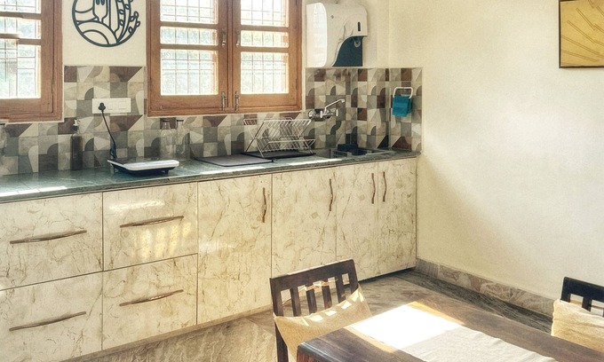 Haridwar Bed & Breakfast | 15 minutes to the Harkipauri! Manstays 3 bedroom condo with Balcony & parking!