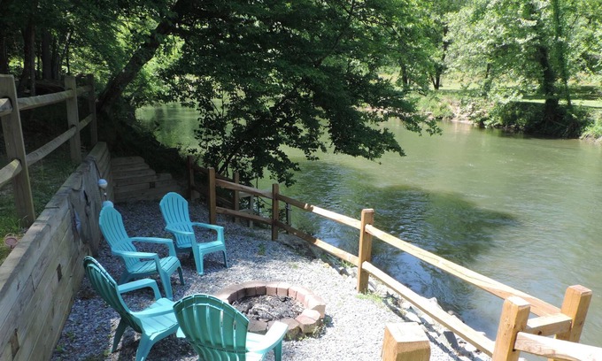 Ellijay Cabin | 15% OFF Feb- Mar 2 Bedroom River Cabin - Loft, Fire Pit, and Wi-Fi. Sleeps 6.