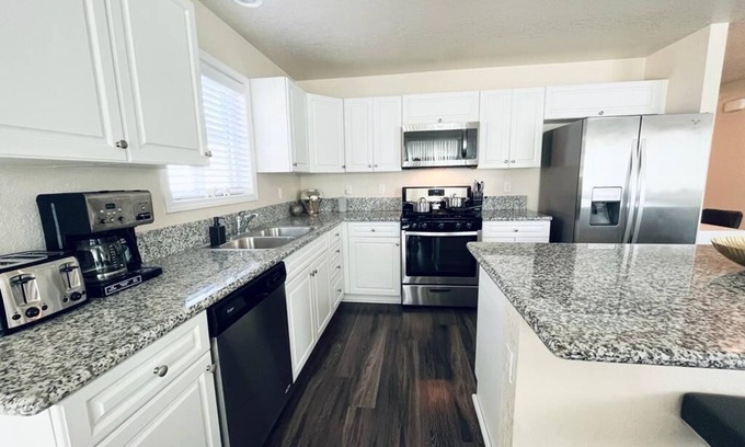 San Antonio House | 15% OFF Lux 3BD Home, Gym Close to Malls 6 Flags - NW SA