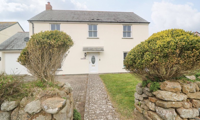St. Buryan House | 15 TOWER MEADOWS, pet friendly, with a garden in St Buryan
